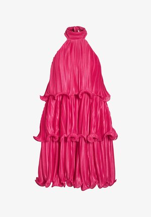 Jasně růžové plisované šaty s volánky na okrajích, vrstveným designem a halter výstřihem, z lehké látky, na bílém pozadí.