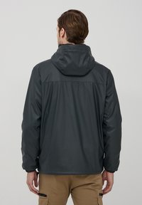 Giacca impermeabile di colore grigio scuro con cappuccio, dotata di polsini elastici e una superficie liscia e lucida. Design semplice e funzionale senza decorazioni.