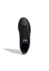 Czarne sneakersy Adidas z białą podeszwą, czarnymi sznurówkami i logo na języku, przedstawione z widoku z góry na białym tle z cieniem.