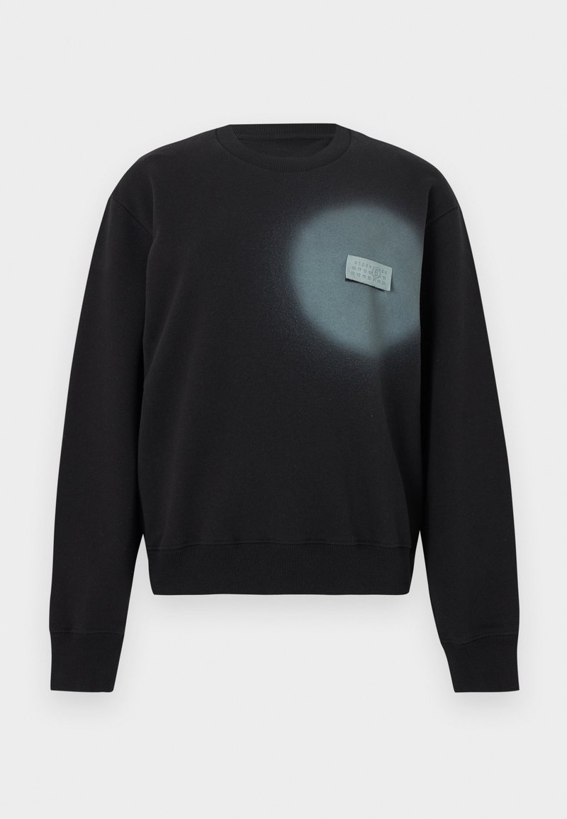 Sweat-shirt noir à col rond, avec un motif de pulvérisation bleu subtil et une étiquette rectangulaire sur la poitrine. Tissu doux, poignets côtelés.