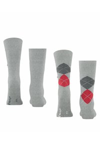 Medias grises hasta la rodilla que presentan un patrón de argyle en diamante con acentos rojos y grises. Están hechas de tejido de punto, con una textura suave y un ajuste elástico.