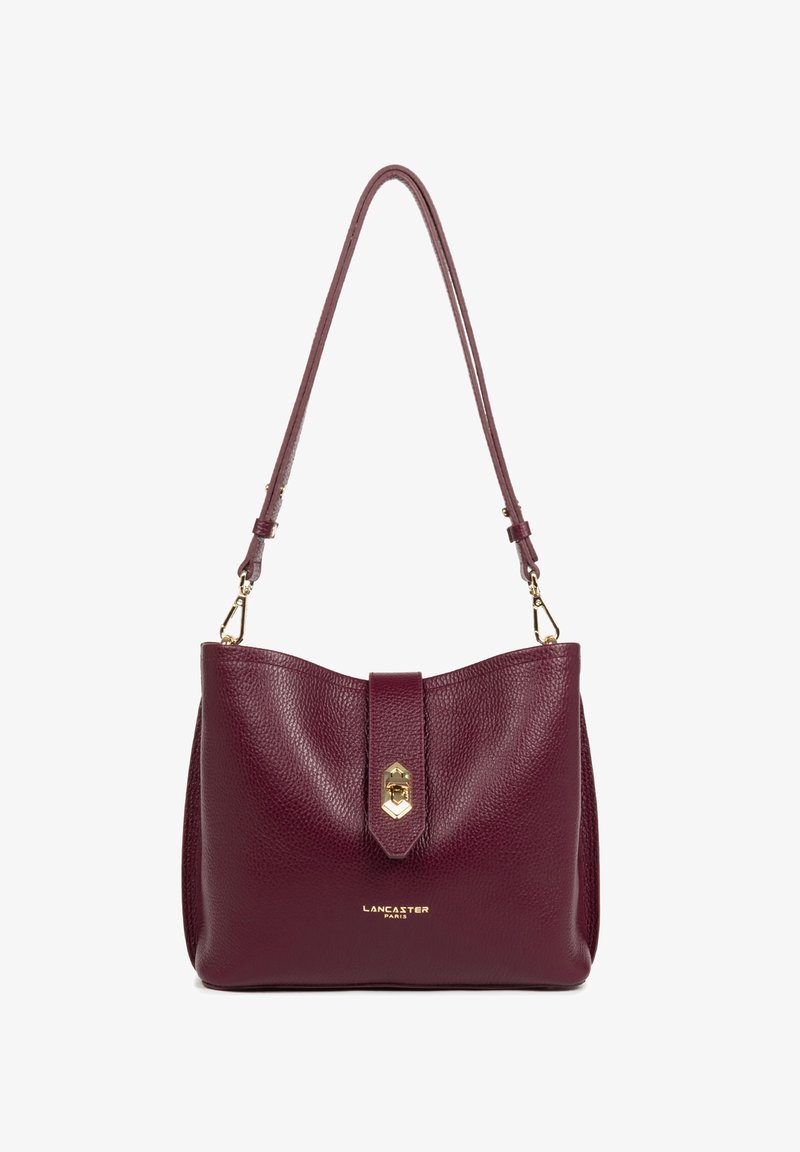 Borsa a tracolla in pelle bordeaux con finitura testurizzata, caratterizzata da una chiusura in metallo dorato e tracolla regolabile, che presenta un design minimalista.