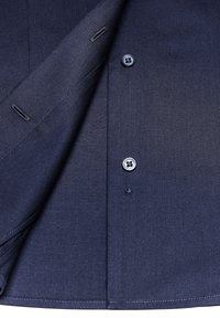 Marineblauw overhemd met knoopsluiting, vervaardigd uit een gestructureerde stof. Het shirt heeft contrasterende knopen en stikdetails, een platte kraag en een klassiek ontwerp.