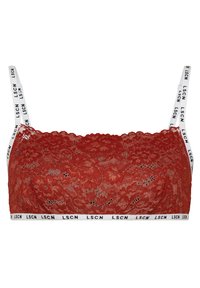Rød blondet bralette med bølgede kanter og et hvitt elastisk bånd med "LSCN" trykt i svart. Justerbare hvite stropper.
