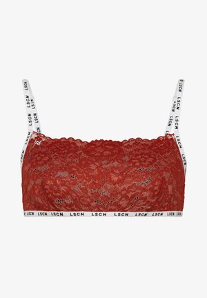 Punainen pitsinen bralette, jossa on kaaren muotoiset reunat ja valkoinen joustovyö, jossa lukee mustilla kirjaimilla "LSCN". Säädettävät valkoiset hihnat.