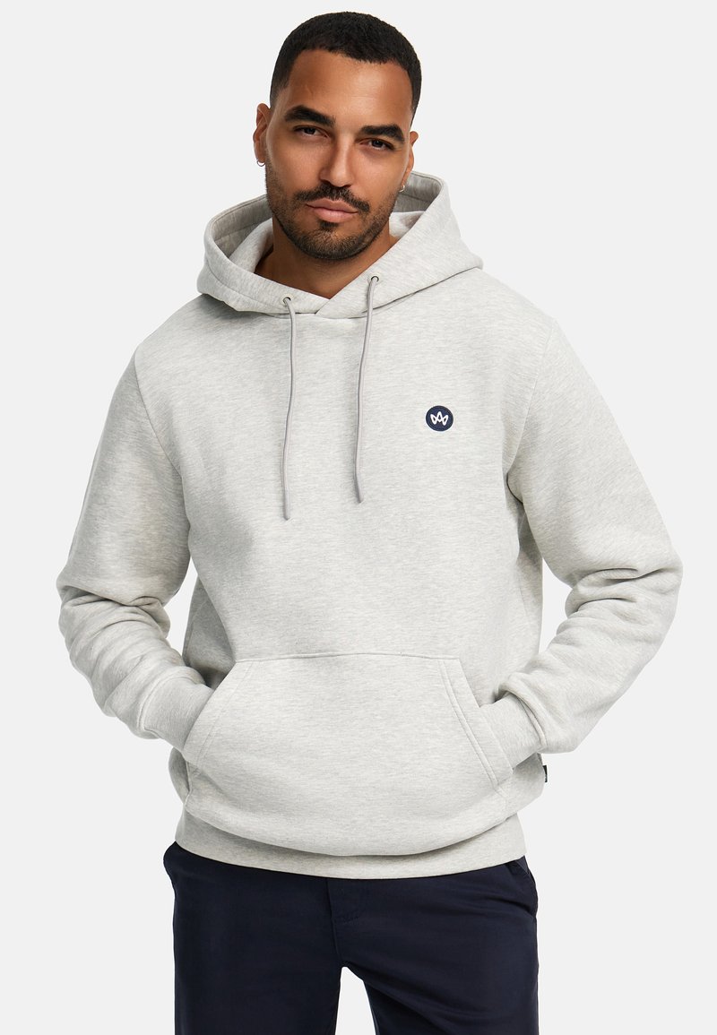 Felpa leggera grigia realizzata in morbido cotone misto. Presenta una tasca a marsupio, stringhe e un piccolo logo blu navy sul petto. Tessuto liscio.