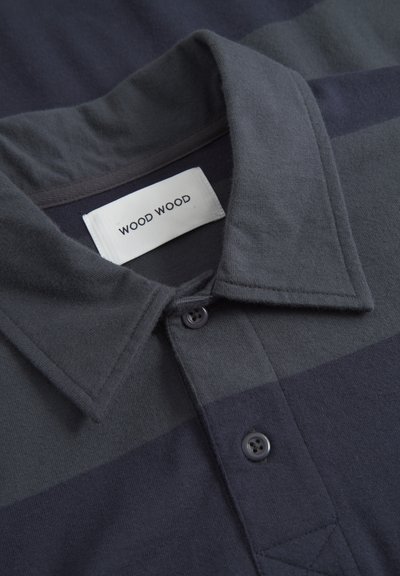 Marineblauw en grijs gestreept polo-shirt gemaakt van zachte katoen, met een kraag, knoopsluiting en een merklabel binnenin de kraag.