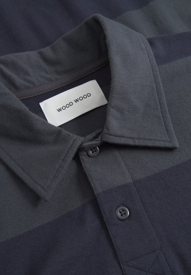 Mørkeblå og grå stribet polo T-shirt lavet af blød bomuld, med krave, knaplukning og et mærketikette indeni kraven.