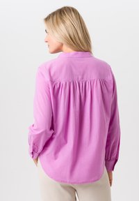 Lange mouwen, gekraagde shirt in lichtroze, met een gathered rugontwerp en knoopmanchetten. Gladde stofstructuur.