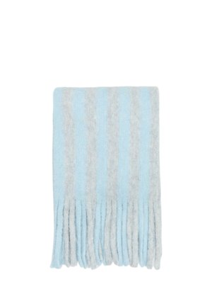 Écharpe tricotée douce pliée avec des rayures verticales bleu clair et grises et des extrémités à franges sur fond blanc.