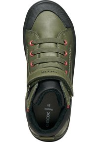 Grön lädersko med vadderad krage, röda ögla, grågummitåhette, svart sula och kardborreband. Inuti har den en strukturerad foder.