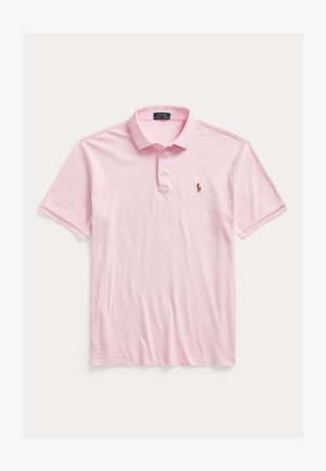 Svijetloružičasta polo majica od mekanog tkanja, s klasičnim ovratnikom, pladnjem sa tri gumba i izvezenim logotipom na lijevoj strani prsiju.