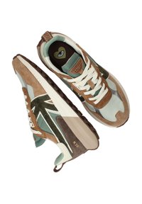 Sneaker con lacci in mesh azzurro chiaro, dettagli in suede marrone e accenti verdi. Suola in gomma e logo sulla linguetta.