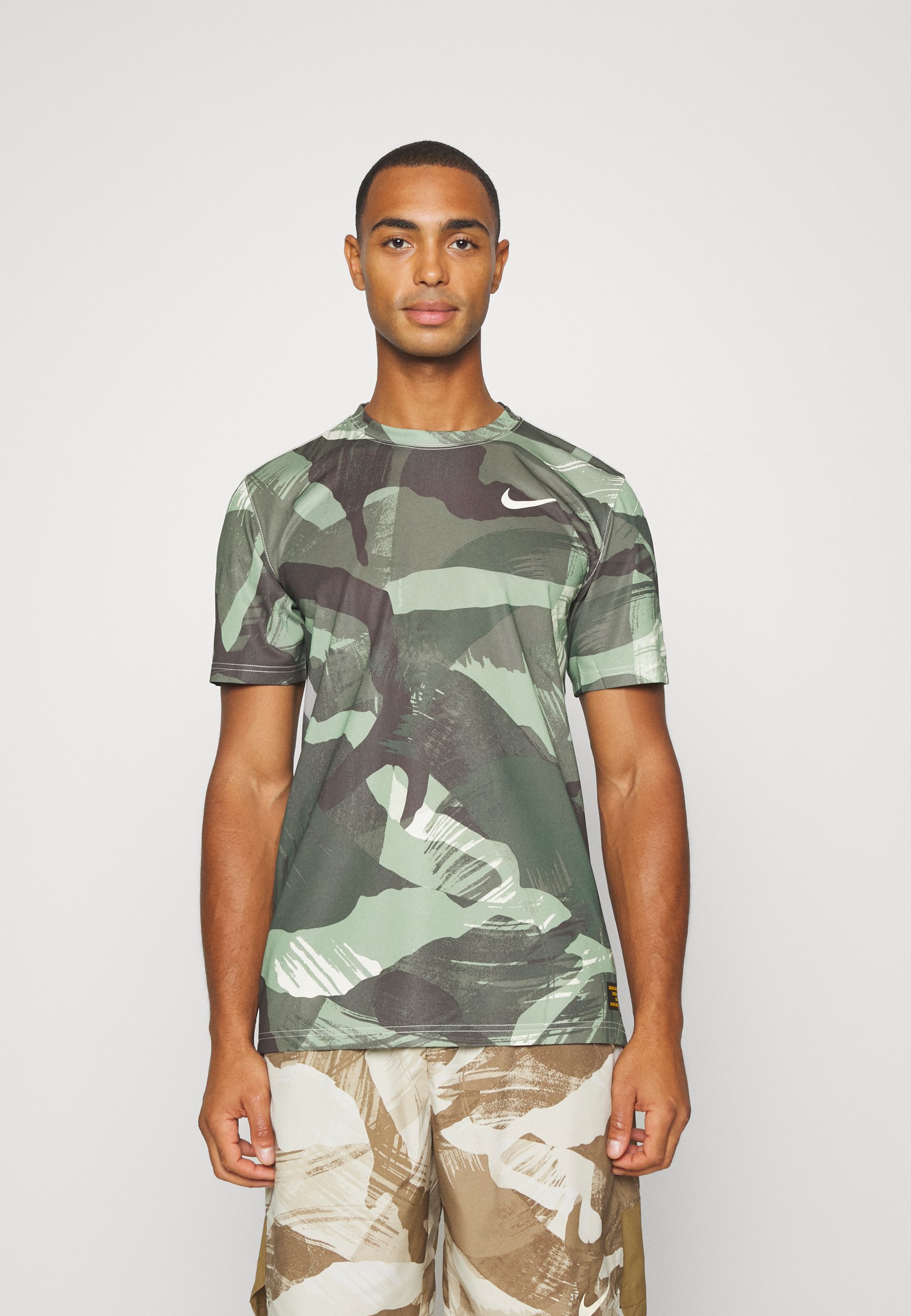 svjedočenje Accuser Sretno nike camo t shirt with dropped hem in green