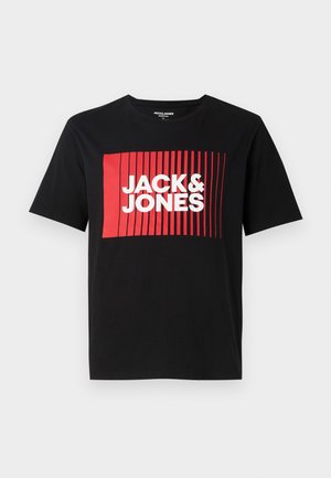 Fekete póló rövid ujjakkal, piros téglalap alakú grafikával, függőleges vonalakkal és fehér "JACK & JONES" felirattal.