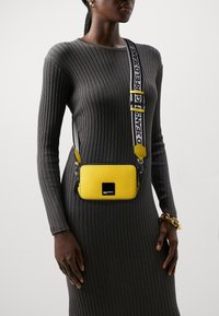 Karl Lagerfeld Jeans LOGO PATCH CAMERA - Torba preko tijela - cyber yellow