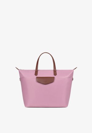 Borsa shopper rosa con manici marroni e patta frontale, forma rettangolare, chiusura con cerniera, texture liscia, design minimalista.