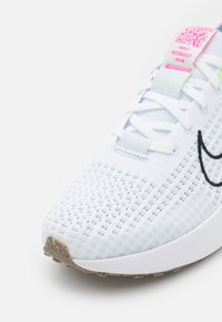 Nike Performance INTERACT RUN - Tenisice za hodanje - white/black/football grey/vapor green/barely green/playful pink
