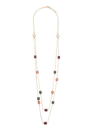 Długi złoty naszyjnik łańcuszkowy z dwoma sznurami, z naprzemiennymi różowymi, ciemnozielonymi i ciemnoczerwonymi cylindrycznymi koralikami.