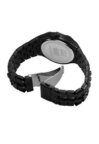 Schwarze Edelstahl-Armbanduhr mit breitem Gliederarmband, strukturiertem Zifferblatt und rundem Gehäuse. Verfügt über einen Verschluss mit Logo-Detail auf der Hardware.