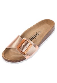 Metallisk roségulds slide sandal med en texturerad ovandel, en stor rektangulär spänne och en korkfotbädd på en vit gummisula.