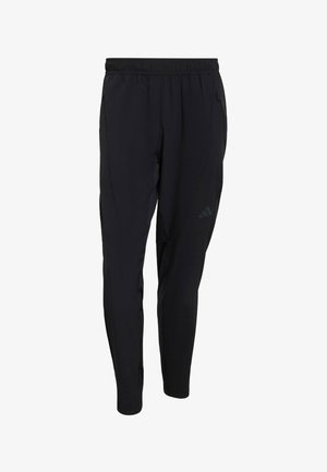 Pantaloni sportivi neri con design affusolato, vita elasticizzata, tasche laterali e piccolo dettaglio logo sulla parte bassa della gamba. Tessuto liscio e leggero.