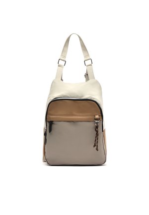 Mochila compacta con bloques de colores beige, marrón claro y crema, bolsillo frontal con cremallera y tira trenzada, y correas ajustables para los hombros en color crema.