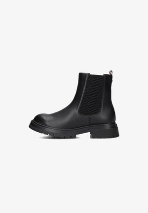 Zwarte leren Chelsea boots met een getextureerd elastisch zijpaneel, ronde neus en een robuuste rubberen zool. Voorzien van een trekhaak aan de achterzijde.