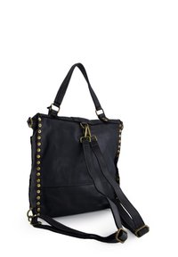 Sort læderhåndtaske med messingnitter som detaljer, rektangulær form, dobbelte håndtag og en justerbar skulderrem. Glat tekstur.