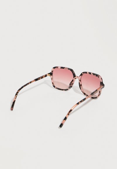 Γυαλιά ηλίου με τετράγωνα φακούς σε ροζ διαβαθμισμένο χρώμα και σκελετό με σχέδιο χελώνας, πάνω σε λευκό φόντο.