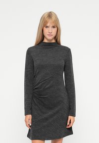 Rochie gri cu maneci lungi, dintr-un material tricotat texturat, având un guler fals și detalii pliate la talie pentru o siluetă ajustată.