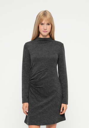 Abito grigio a maniche lunghe realizzato in un tessuto a maglia testurizzata, con colletto alto e dettagli arricciati in vita per una silhouette aderente.