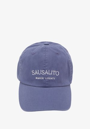 Baseball cap i blødt, marineblåt bomuld med en buet skygge. Med hvid broderet tekst: "SAUSALITO" og "MARIN COUNTY."