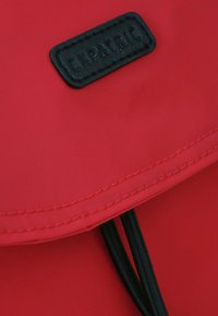 Expatrié CLARA - Malý batoh  - red