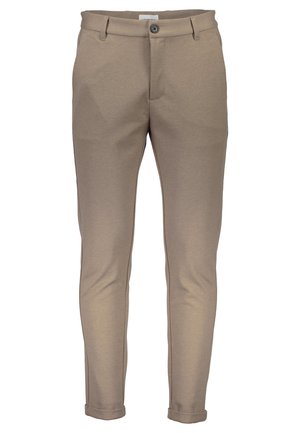 Pantalon beige sur mesure en tissu lisse, avec fermeture à bouton, poches avant et revers pour une silhouette élancée.