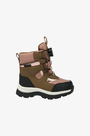 Botas de tobillo impermeables con una combinación de colores en marrón, rosa y negro. Cuentan con un empeine texturizado, acentos reflectantes y un mecanismo de ajuste circular.