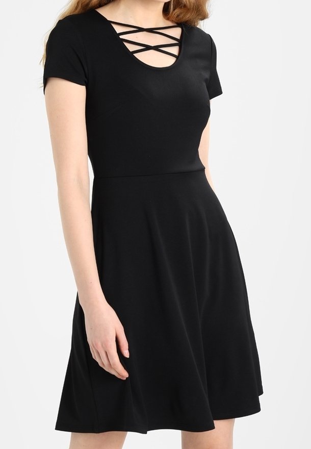 Robe noire à manches courtes avec une jupe évasée, dotée d'un décolleté plongeant et de détails de bretelles croisées sur la poitrine. Texture de tissu lisse.