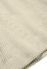 Helles beige gestricktes Gewebe mit einem strukturierten Muster und dezenten vertikalen Linien, das einen ordentlichen, geraden Rand aufweist. Weiches und flexibles Material.