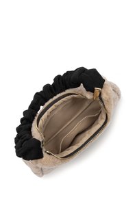 Zachte tan nepbont clutch met een zwart stoffen handvat. De binnenkant is beige en heeft meerdere vakken en een rits sluiting. Gouden rits hardware.