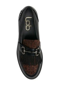 Chaussure en cuir noir avec un panneau en tissu à motif léopard brun, embellie de buse en argent et de franges sur le devant. Semelle plate.