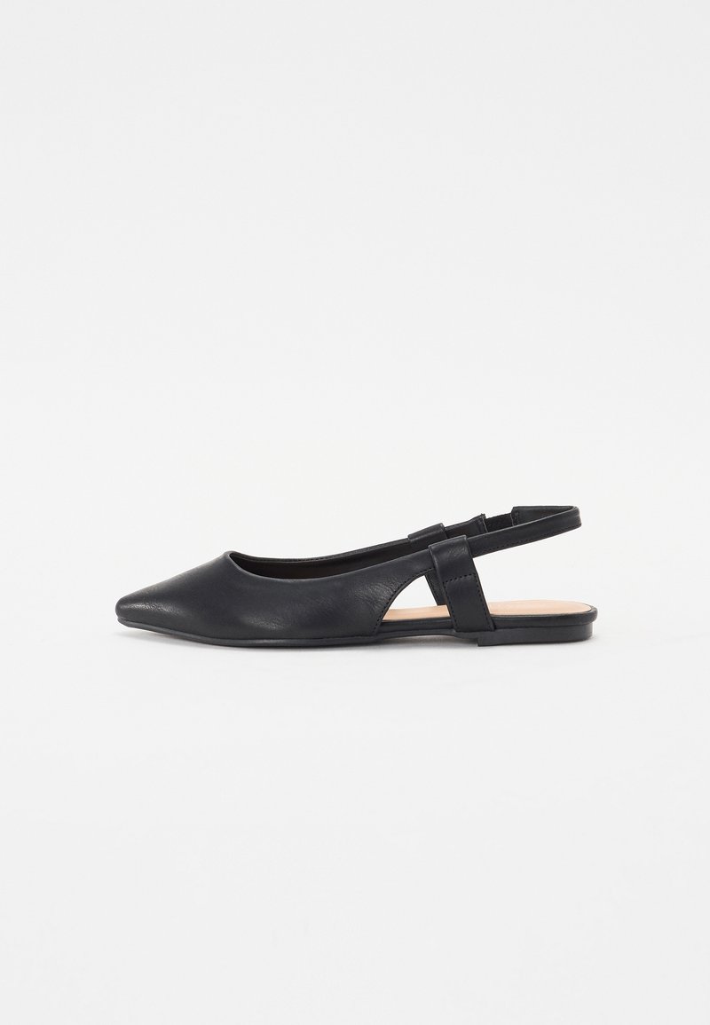 Μαύρο δερμάτινο παπούτσι slingback με μυτερή μύτη, ανοιχτές πλευρές και επίπεδη σόλα. Διαθέτει απλό σχέδιο λουριού και λεία υφή.