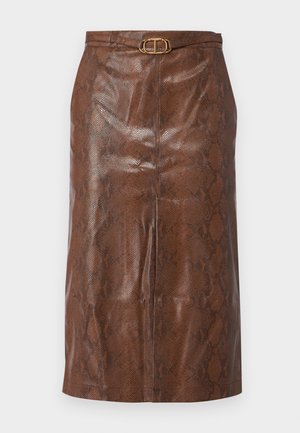 Brun lærimitert pensilskjørt med slangeskinnsmønster, med en gull oval spenne og en tettsittende silhuett. Glatt tekstur og kne-lengde.