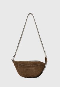 Borsa a spalla in suede marrone con forma curva, dotata di una tracolla singola e chiusura con zip, accentuata da un elegante dettaglio in metallo.
