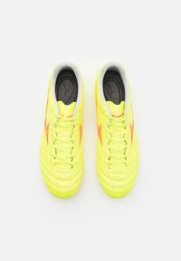 Mizuno MONARCIDA NEO III SELECT - Jalkapallokengät kiinteälle alustalle - safety yellow/fiery coral 2