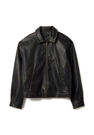 Zwarte nepleren jas met ritssluiting, kraag, twee voorzakken met paspel, en lange mouwen, plat gelegd op een witte achtergrond.