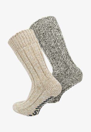 Zwei Paar gestrickte Socken, eines in Beige mit strukturiertem Rippenmuster und das andere in Dunkelgrau mit Fischgrätmuster, ausgestattet mit rutschfesten Sohlen.