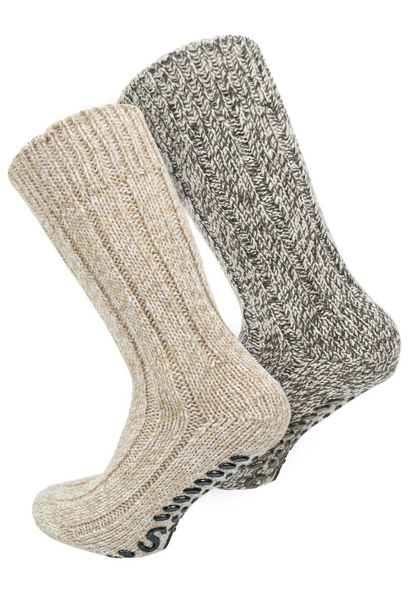 Zwei Paar gestrickte Socken, eines in Beige mit strukturiertem Rippenmuster und das andere in Dunkelgrau mit Fischgrätmuster, ausgestattet mit rutschfesten Sohlen.