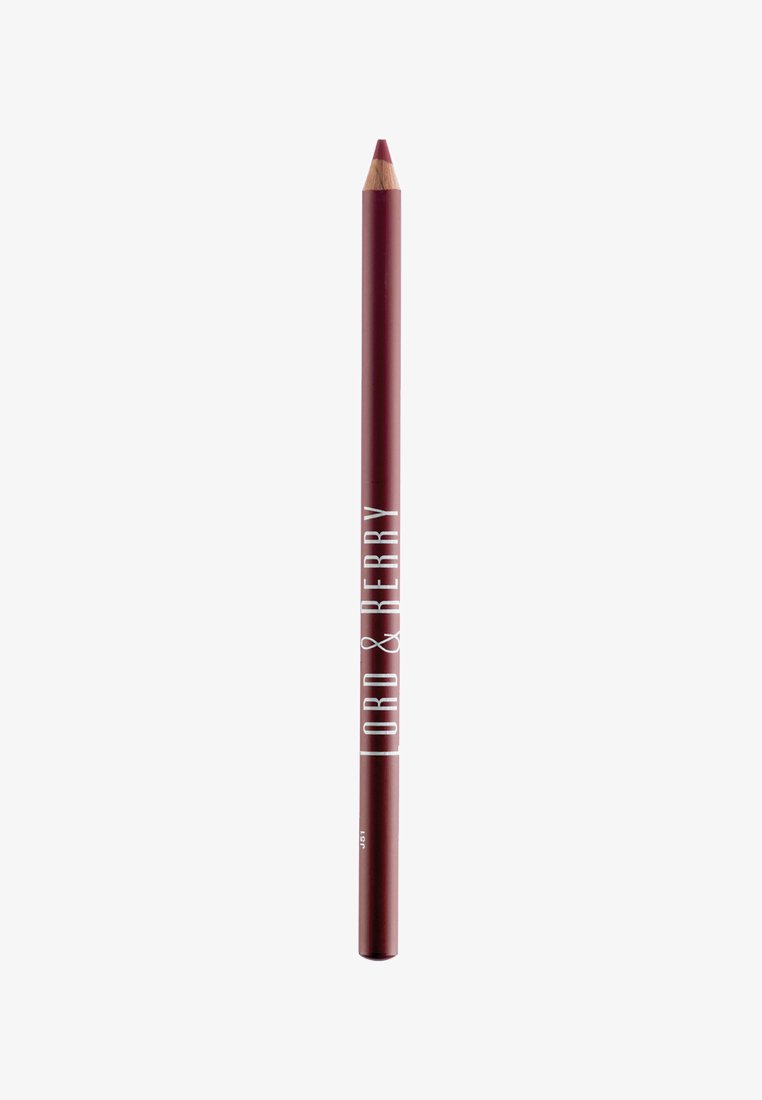 Bordeaux lip pencil met een puntige tip en een gladde afwerking. Kenmerkt zich door witte merktekst langs de behuizing, cilindrische vorm voor gemakkelijk hanteren.