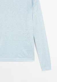 Pull en tricot bleu clair à manches longues avec poignets et ourlet côtelés, présenté sur un fond blanc.