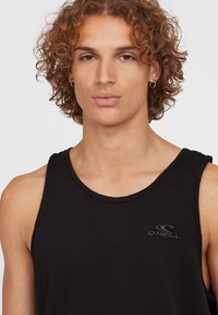 Sort tanktop lavet af letvægtsstof, med rund halsudskæring og subtilt præget logo på brystet. Enkel og strømlinet design.